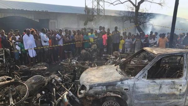 டேங்கர் லாரி - டிரக் மோதி பயங்கர விபத்து.. உயிரோடு கருகிய 48 மக்கள்.. நைஜீரியாவில் சோகம்!