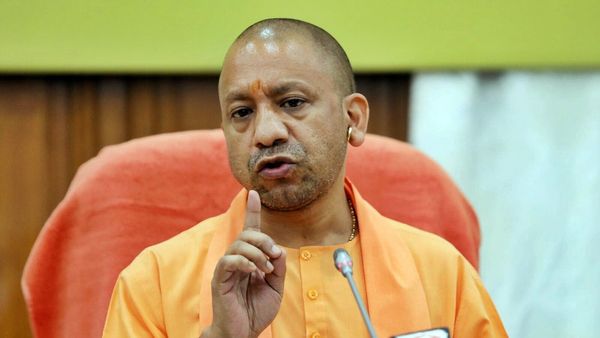 உணவுகளில் எச்சில் துப்புவது, சிறுநீர் கலப்பதை கேட்டு ஆடிப்போன யோகி ஆதித்யநாத்.. போட்ட அதிரடி உத்தரவு