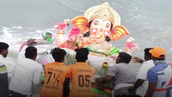 சென்னை கடல் பகுதிகளில் உற்சாகம்.. கிரேனில் தூக்கி படகில் ஏற்றி கடலில் கரைக்கப்படும் விநாயகர் சிலைகள்