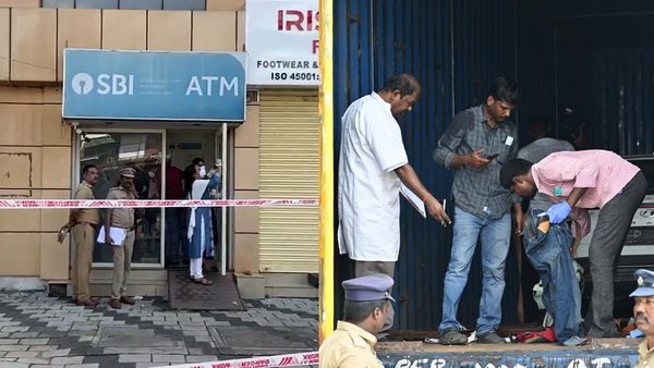 ஏடிஎம் மெஷினை உடைக்க 10 நிமிஷம் தான்.. “கேங் ஆபரேஷன்”.. மேவாட் கொள்ளையர்களின் அதிரவைக்கும் ஸ்டைல்!