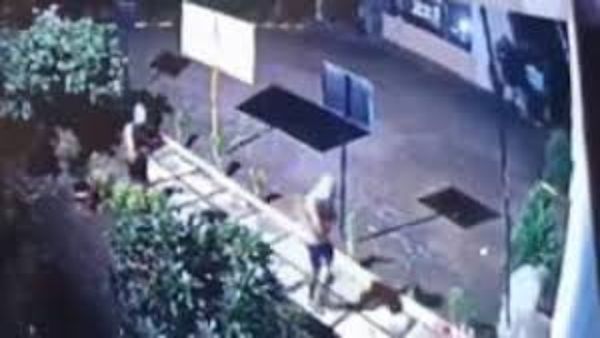 வெறும் உள்ளாடையுடன்.. டக்குனு வீட்டுக்குள் போன 4 பேர்.. அதென்ன கையில்? செம ஹைலைட்.. விழித்த போலீஸ்