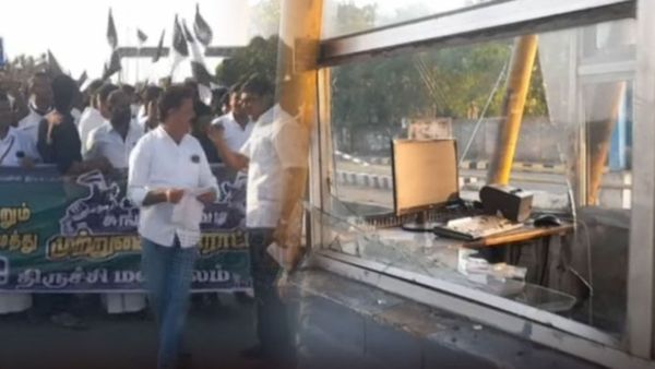 சல்லி சல்லியா நொறுக்கி.. திருச்சி துவாக்குடி டோல்கேட்டை சூறையாடிய போராட்டக்காரர்கள்! கொந்தளிப்பு!