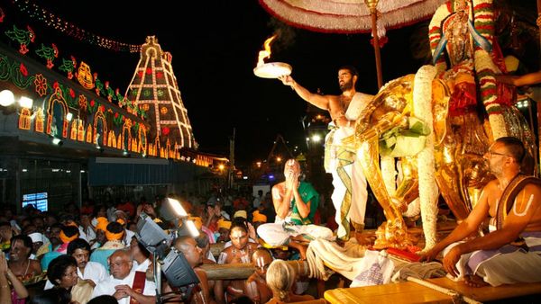 வியாழக்கிழமையில் துளசி மாலை, பஞ்சகச்சத்தில் திருப்பதி ஏழுமலையான்! உண்டியல் காணிக்கை எவ்வளவு? 