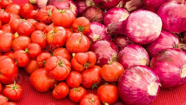 ரெண்டு நாள்ல அழுகிப் போற தக்காளியே இப்படினா? நாங்க சும்மா விடுவோமா? தலைசுற்ற வைக்கும் வெங்காய விலை.!