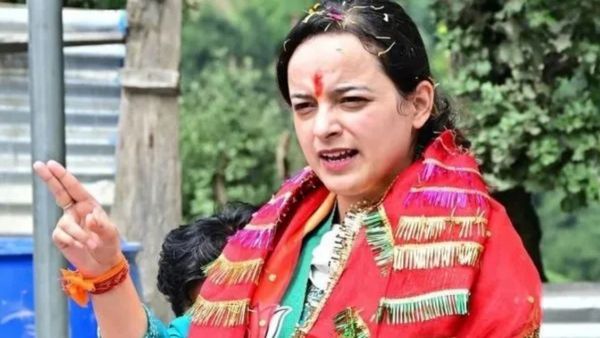 ஜம்மு காஷ்மீர்: 521 வாக்குகளில் வெற்றி பெற்ற பாஜகவின் ஒரே பெண் வேட்பாளர் ஷகுன் பரிஹர் யார் தெரியுமா?