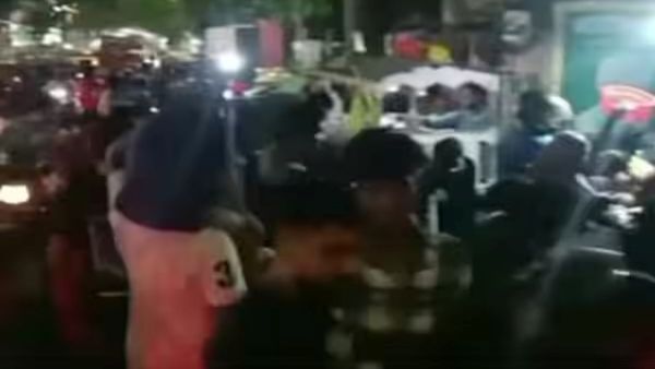 மளிகை கடைக்குள்ளே யாருன்னு பாத்தீங்களா? குபுகுபுவென திரண்ட சென்னை.. காய்கறி, பால் விலை திடீர் உயர்வு