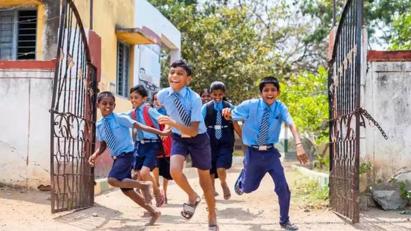 மாணவர்களே ரெடியா? அரையாண்டு தேர்வுக்கு எத்தனை நாள் விடுமுறை - திருத்தப்பட்ட நாட்காட்டி வெளியீடு!