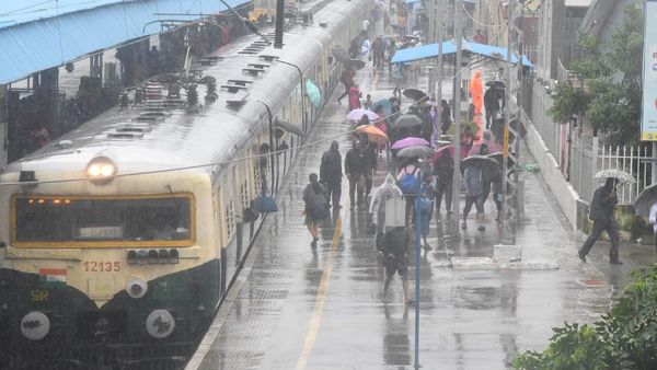 சென்ட்ரலுக்கு வரும் ரயில்கள் ஆங்காங்கே நிறுத்தம்.. பாதி வழியில் தவிக்கும் பயணிகள்!