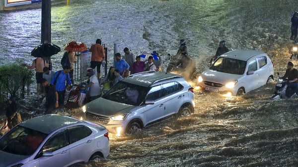 காற்றழுத்தம் எங்கே இருக்கிறது? எப்போது எங்கே கரையை கடக்கிறது? வானிலை மையம் முக்கிய அப்டேட்