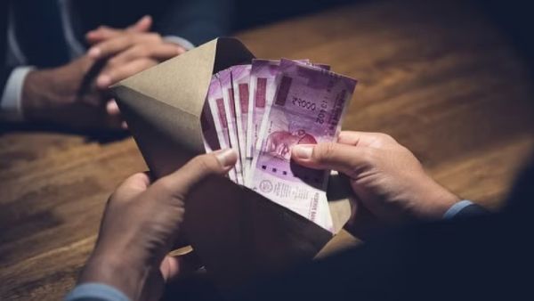 ஜெராக்ஸ் கடை, புரோக்கர்.. ஸ்கெட்ச் போட்டு லஞ்சம் வாங்கிய அரசு அதிகாரி.. தட்டித் தூக்கிய போலீஸார்