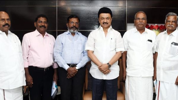 முகாம் அலுவலகத்தில் முகம் மலர்ந்த திமுக கூட்டணி கட்சி தலைவர்கள்! தித்தித்த ஸ்வீட் பாக்ஸ்!