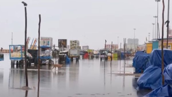 சென்னை மெரினா கடற்கரையில் குளம் போல தேங்கி நிற்கும் மழைநீர்.. பொதுமக்கள் செல்ல தடை!