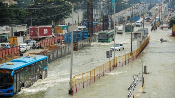 50% பெங்களூர் வெள்ளத்தில் மிதக்கிறது.. கனமழையால் முடங்கிய இயல்பு வாழ்க்கை