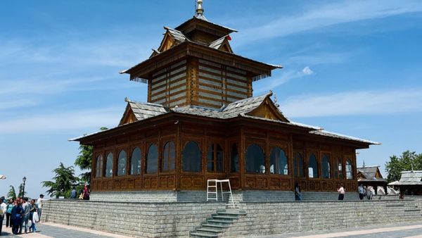 பைன் மரங்களின் நிழலில் பளிச்சிடும் தெய்வீகம்.. மனதில் புது பலம் தரும் தாராதேவி அம்மன்!