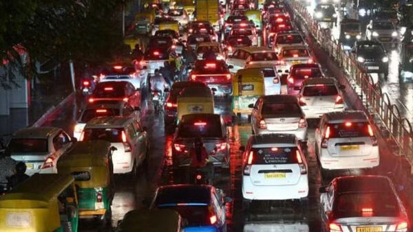 9 கி.மீ நீளமுள்ள எலக்ட்ரானிக் சிட்டி பாலமே ஸ்தம்பித்தது.. வண்டியை விட்டு நடந்துபோன ஐடி ஊழியர்கள்