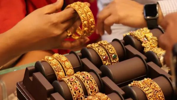 புதிய உச்சத்தை தொட்ட தங்கம் விலை! தீபாவளியை நினைத்தாலே பயந்து வருதே! சென்னையில் விலை என்ன? 