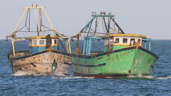 தொடரும் அட்டூழியம்.. நாகை மீனவர்கள் 12 பேரை கைது செய்த இலங்கை கடற்படை