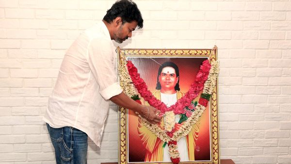 அலுவலகத்தில் முத்துராமலிங்க தேவர் படத்தை வைத்து வணங்கிய தவெக தலைவர் விஜய்!