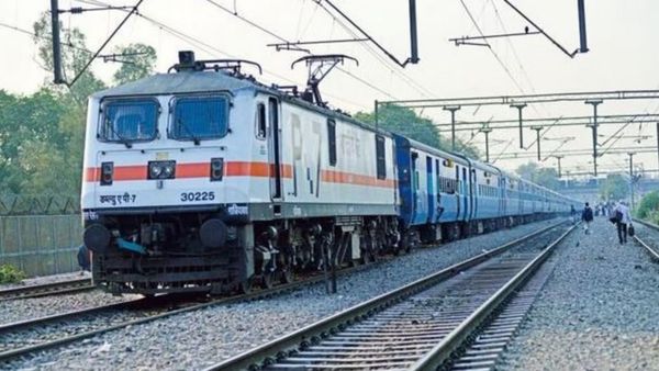 ரயில்வேயில் வேலை வேணுமா? டிக்கெட் கிளர்க் உள்பட 8,113 பணியிடங்கள்.. தேதி முடிய போகுது!