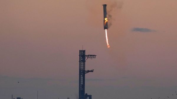 மீண்டும் பூமிக்கு திரும்பிய ராக்கெட்டை பிரமாண்ட கைகளால் “கேட்ச்” பிடித்த ஸ்பேஸ் எக்ஸ்! முதல் முறை!