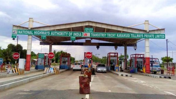 திருச்சி அருகே இன்ப அதிர்ச்சி தந்த சுங்கச்சாவடி ஊழியர்கள்.. வாகன ஓட்டிகள் அத்தனை பேரும் ஹேப்பி