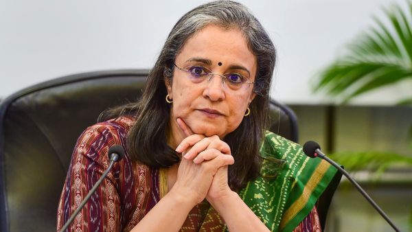 செபி தலைவர் மாதபி பூரிக்கு ‘செக்’.. அக்.24ல் விசாரணைக்கு ஆஜராக நாடாளுமன்ற பொது கணக்குக் குழு சம்மன்!