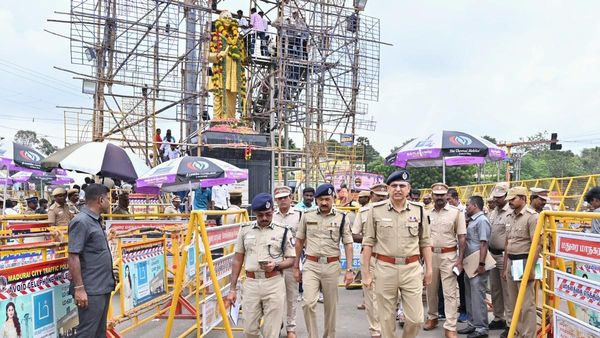 மதுரை தேவர் சிலைக்கு மரியாதை.. தவெக நிர்வாகிகளுக்கு நடந்த பரிதாபம்.. காவல் துறை அதிரடி