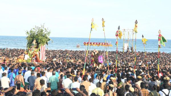 திருச்செந்தூரில் இப்படியா? சூரசம்ஹார நாளில் பக்தர்களுக்கு வேதனை! நகை, செல்போன், பைக்குகள் போச்சே