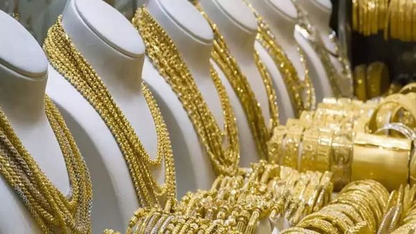 Gold Rate Today: குண்டுமணியை விடுங்க! பெரிய சைஸில் ஒட்டியாணமே வாங்கலாம் போலயே! சரியும் தங்கம் விலை! 