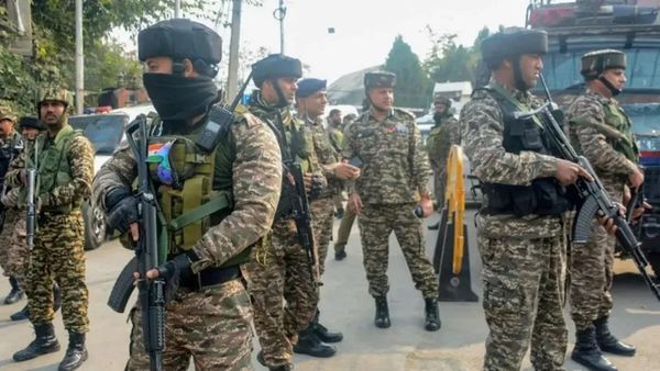 45 நிமிடம் சண்டை.. 11 தீவிரவாதிகள் சுட்டுக் கொலை.. ஊரடங்கு அமல்.. பதட்டத்தில் மணிப்பூர்