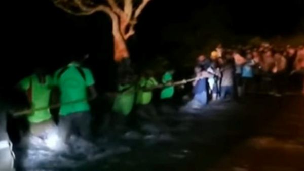 காப்பாத்துங்க.. திடீரென வந்த காட்டாற்று வெள்ளம்.. ஸ்ரீவில்லிபுத்தூரில் நீரோடையில் சிக்கிய 150 பேர்