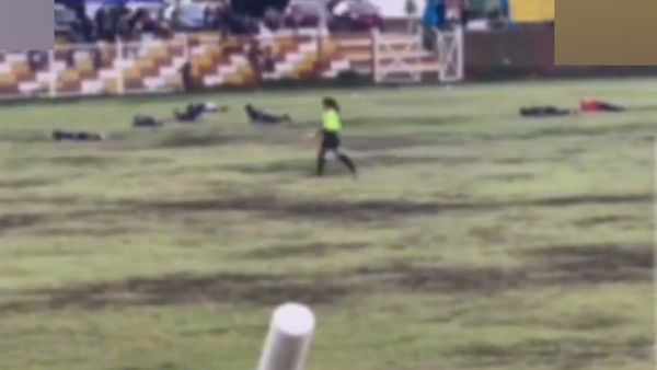 இப்படி கூட சாவு வருமா.. மைதானத்தை தாக்கிய மின்னல்.. கால்பந்து வீரர் துடிதுடித்து பலி! ஷாக் வீடியோ