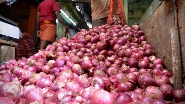 வெங்காயம் விலையை கேட்டாலே கண்ணீர் வருதே! ராக்கெட் வேகத்தில் உயரும் விற்பனை விலை! இல்லத்தரசிகள் ஷாக்!