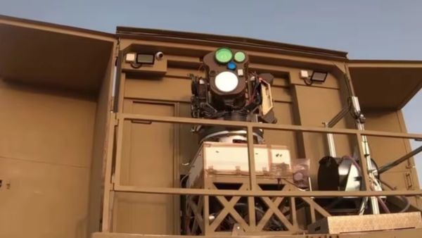 பலமுனைகளில் இருந்து வரும் தாக்குதலுக்கு நடுவே.. இஸ்ரேல் இறக்கும் புதிய லேசர் ஆயுதம்.. போச்சு