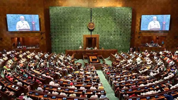 நாடாளுமன்ற கூட்டத்தொடர்.. புயலை கிளப்பிய எதிர்க்கட்சிகள்.. இரு அவைகளும் முதல் நாளே முடங்கியது