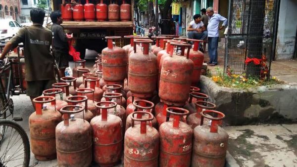 கேஸ் சிலிண்டர் விலை மீண்டும் அதிடியாக உயர்வு.. தொடர்ந்து 4வது மாதமாக நடந்த மாற்றம்