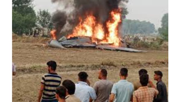 உ.பி. ஆக்ரா அருகே மிக்-29 ரக போர் விமானம் தீ பிடித்து விழுந்து நொறுங்கியது-விமானிகள் உயிர் தப்பினர்!