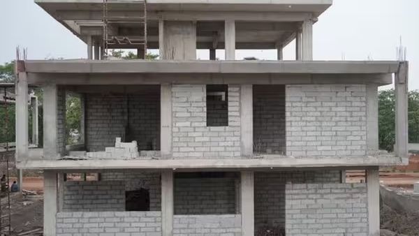 வீடு கட்ட ஆசைப்பட்ட ராணிப்பேட்டை ராஜா.. வேலையை காட்டிய காண்ட்ராக்டர்.. வேலூர் கோர்ட் சூப்பர் உத்தரவு