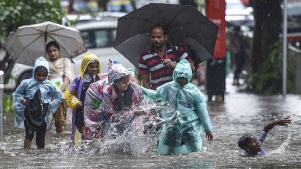 திருவள்ளூரில் கொட்டி தீர்க்கும் கனமழை.. நனைந்தபடி பள்ளிக்கு செல்லும் மாணவர்கள்!
