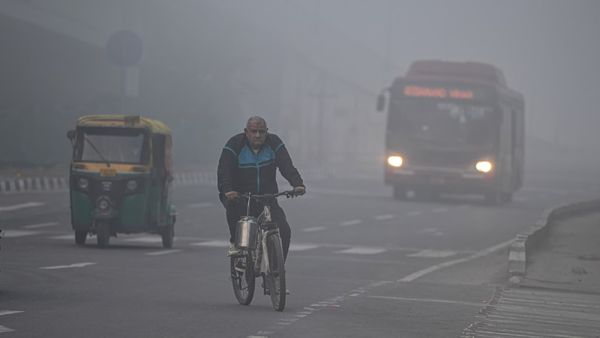 மூச்சு முட்டும் டெல்லி.. 49 சிகரெட் புகைப்பதற்கு சமமான காற்று மாசு.. தமிழ்நாட்டின் நிலைமை என்ன!