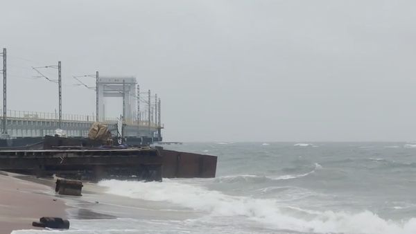 விட்டா ஆளையே தூக்கிரும் போலயே.. ஓவென இரைச்சலுடன் ஆர்ப்பரிக்கும் கடல்! பயத்துடன் பாம்பன் வாசிகள்!