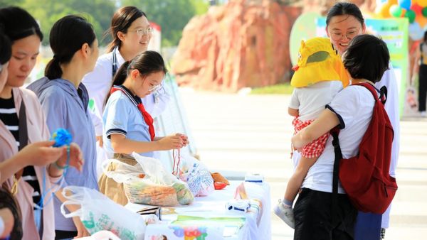 கடைசியா எப்போ பீரியட்ஸ் வந்துச்சு? ஃபோன் போட்டு விசாரிக்கும் சீன அரசு அதிகாரிகள்!