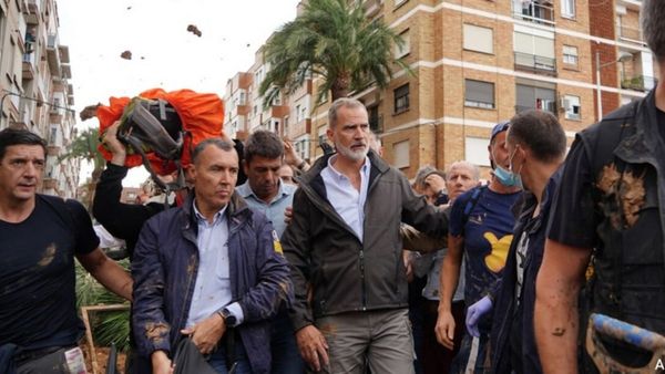 கனமழையால் வெள்ளத்தில் மிதந்த ஸ்பெயின்.. நேரில் பார்க்க சென்ற அரசர் மீது சேற்றை வீசிய மக்கள்