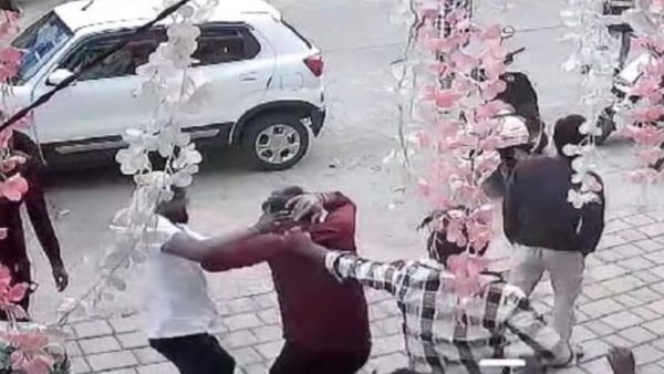 முடிச்சுவிட்டீங்க போங்க.. மனைவி முன்பு 'அங்கிள்' என்று அழைத்த ஜவுளிக்கடை ஓனர்.. பொளந்து கட்டிய கணவர்