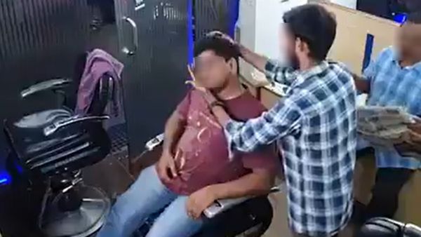 தலையை திருகிய நொடி! சலூனில் ஆயில் மசாஜ் எடுக்குறீங்களா? இந்த வீடியோவை பார்த்தால் எடுக்க மாட்டீங்க!