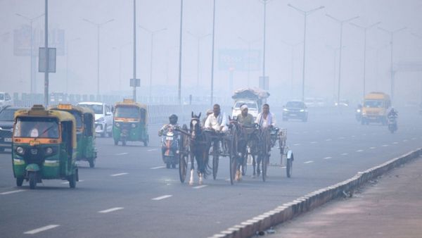 மூச்சு திணறும் டெல்லி.. உச்சத்தை தொட்ட காற்று மாசு! மாணவர்களுக்கு ஆன்லைன் வகுப்புகளுக்கு உத்தரவு