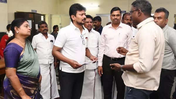 தாசில்தார் ஆபீசில் யார் பாருங்க.. வண்டிய டக்னு திருப்பிய உதயநிதி.. திணறிய தூத்துக்குடி அரசு அலுவலகம்