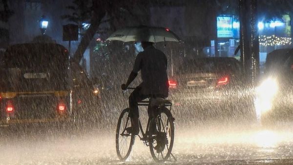 இரவு நேரத்தில் சாறெடுக்கும் மழை.. சென்னையில் வெளுத்து வாங்குது! பல மாவட்டங்களுக்கும் கனமழை வார்னிங்!