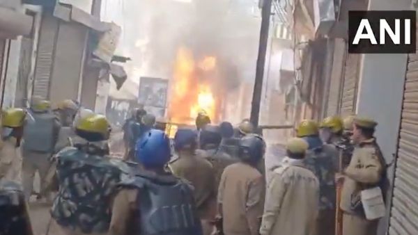 காஷ்மீர் போல பற்றி எரியும் உபி சம்பல்: மசூதியில் ஆய்வு- போலீஸ் மீது கல்வீச்சு- துப்பாக்கிச் சூடு!