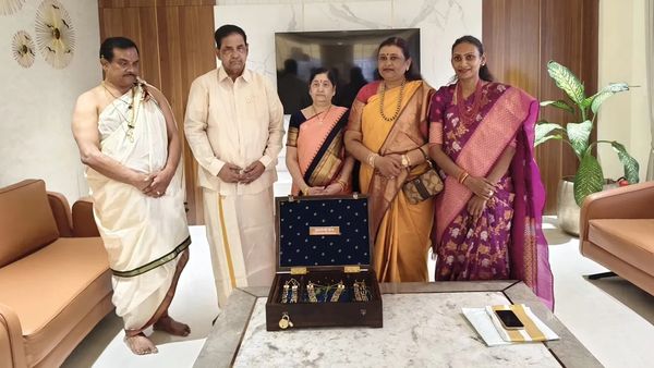 திருப்பதி ஏழுமலையானுக்கு தங்க வைஜெயந்தி மாலை வழங்கிய விஐபி பெண்.. விலையை கேட்டால் ஆடிப்போயிடுவீங்க